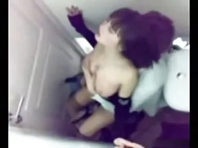 آبنوس لڑکی اسے اپنے بڑے مال کو شیٹ کرنے دے رہی ہے۔