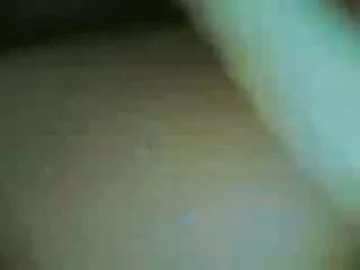 خوبصورت ایشین برونیٹ کاؤ گرل پوزیشن میں پیٹنے کو ترجیح دیتی ہے۔