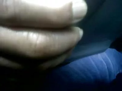 خوبصورت مہمان کے ذریعہ پورچ پر سنہرے بالوں والی کھدائی کی گئی ہومسٹیڈنگ