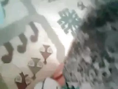 لڑکا جان بوجھ کر دو ماڈل گیندوں کے منہ میں گہرائی میں ڈک مارتا ہے۔