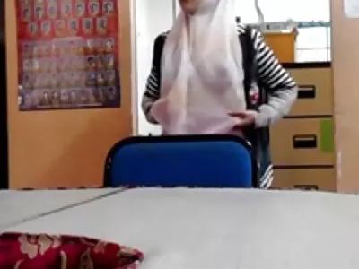 ریڈیڈ busty MILF کام پر اس کے باس کی طرف سے خراب ہو جاتا ہے