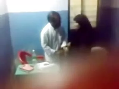 میٹھی سنہرے بالوں والی ایک کاسٹنگ کاؤچ میں ہے اور اسے ایک بڑا پیکر ملتا ہے۔