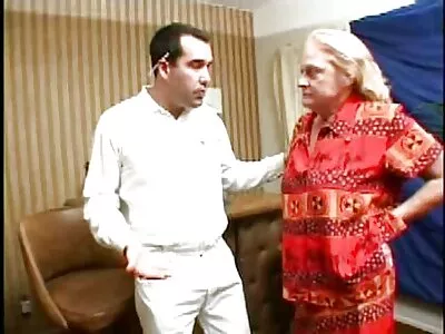 پورن اسٹار آدمی کو اس کے چھاتی کو چھونے اور جسمانی ہونے سے نہیں روک سکتا