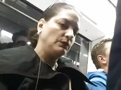 سختی سے جکڑی ہوئی لڑکی اپنے منحرف آقا کے رحم و کرم پر ہے۔
