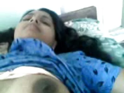 بے بس لڑکی کنکی سنہرے بالوں والے پاؤں اور انگلیوں کو چاٹنے پر مجبور ہے۔