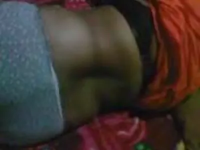 ایک لڑکی دوسری لڑکی کو اپنے بوائے فرینڈ کے ساتھ سیکس اور پیار میں شامل ہونے کی دعوت دیتی ہے۔