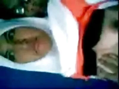 دلکش پورن اسٹار سینگ آدمی کو وہ سب کچھ دیتا ہے جو وہ بستر پر چاہتا ہے۔