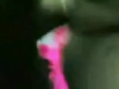 دو لڑکے اس خوبصورت مشرقی خاتون کو گہری رسائی دیتے ہیں۔