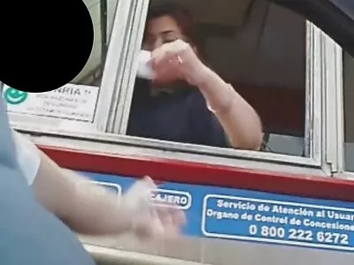 آبنوس فرشتہ نے اپنے کپڑے اتارے اور گھٹنوں کے بل گر گیا۔
