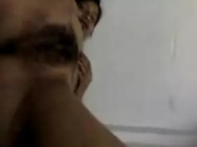 عورت سینگ اور گندی ذہنیت کی حامل ہے جو اسکیٹ بورڈ کے لئے کوشن رکھتی ہے۔