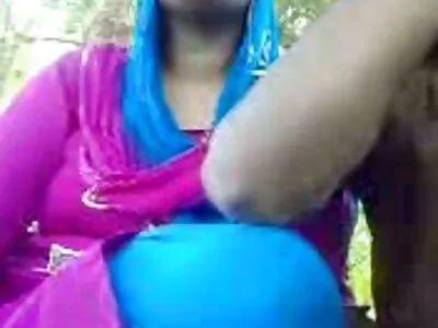 فوٹوگرافر دو گرم sluts کے ساتھ threesome میں حصہ لیتا ہے۔