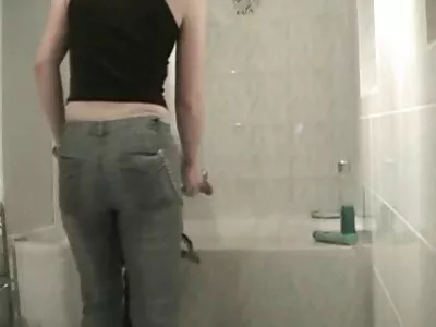 MILF with trimmed pussy اجازت دیتا ہے ڈائریکٹر اسے anally بنانے کی۔