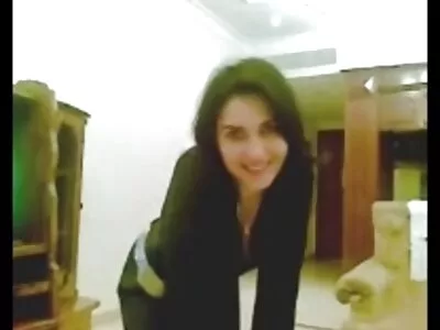 ہاٹ بیب بری لڑکی کو سزا دینے والے پولیس اہلکار کے لیے غلام کا کردار ادا کر رہی ہے۔
