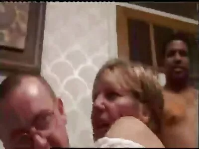 سینگ والی خاتون جانتی ہے کہ کس طرح BDSM سٹائل میں تناؤ کو دور کرنا ہے۔