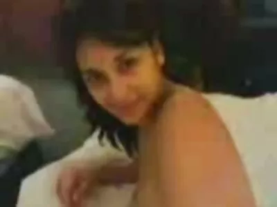 تجربہ کار ہم جنس پرست خواتین اپنے نئے جنسی کھلونوں کی جانچ کر رہی ہیں۔