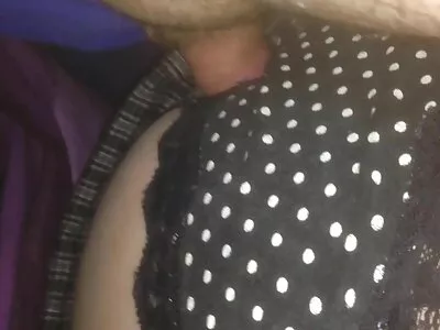 پلاٹینم سنہرے بالوں والی ڈیوا نے سوتیلی بیٹی کے بوائے فرینڈ کے ساتھ جنسی تعلقات کا آغاز کیا۔