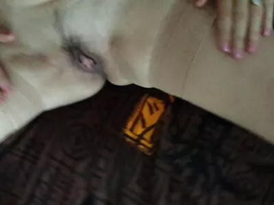 Busty ایشیائی مالش کرنے والا ایک ٹپ کے لئے کلائنٹ کے مرگا پر سواری کرتا ہے۔