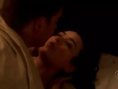 Bootylicious سنہرے بالوں والی گل داؤدی پتھر کو لٹکا ہوا آدمی تجزیہ کرتا ہے۔
