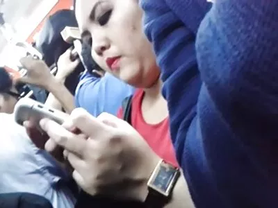منحنی سنہرے بالوں والی سونے کے کمرے میں عاشق کا ڈک چوسنا اور نہ صرف