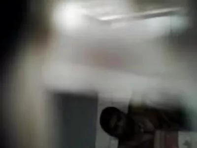 گندا نوجوان اسے لڑکے کے ساتھ بناتا ہے جو لڑکی کو بے حرکت دیکھنا پسند کرتا ہے۔