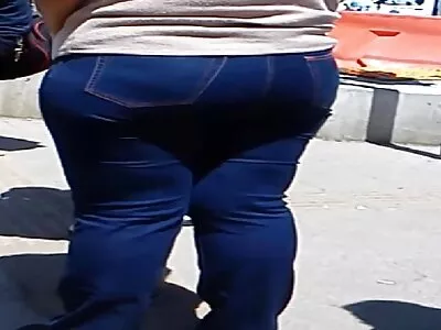 خوبصورت فحش اداکار اپنے گھر میں ایک بوسی لڑکی کو پیٹ رہا ہے۔