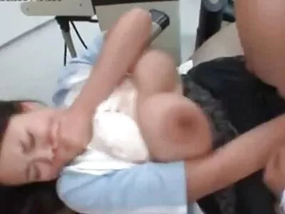Brunette ڈک چوسنے کی عادت ہے اور اچھی lapdance کے بعد اس پر سوار ہے