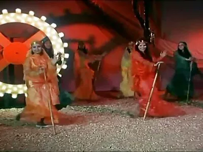 تیل سے بھرے ہوئے برونیٹ بیب فٹ فیٹش کھیل اور مقعد سے لطف اندوز ہوتے ہیں۔