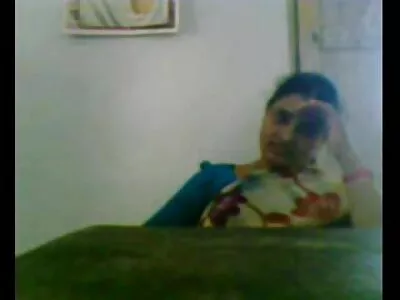 سیاہ بالوں والی پیاری اپنی پچھواڑے میں اپنے ساتھی کو محسوس کرنا پسند کرتی ہے۔