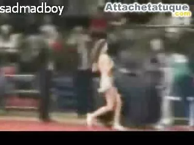 گہرے بالوں والی سویٹی اپنی چوت کو لنڈ کے ساتھ ختم کرتی ہے۔