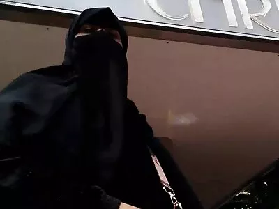 دو سفید بیبوں کو تین کالے شکاریوں نے گھیر لیا۔