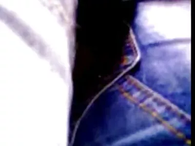 نوعمر سنہرے بالوں والی اس بڑے پیکر کو کچن کی میز پر سوار کرتا ہے۔