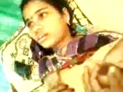 چھوٹے سنہرے بالوں والی پیاری چارلی اور کیمرون چاٹنے کا سیشن کر رہے ہیں۔