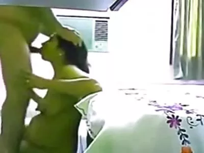 بوائے فرینڈ کے ساتھ مقعد جنسی تعلقات سنہری کو خوشگوار orgasm کی طرف لے جاتا ہے۔