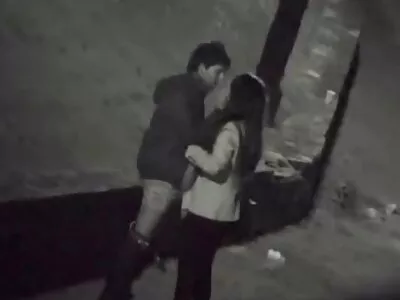 سیاہ بالوں والی کوز اپنے ساتھی کو خوش اور مطمئن کرنا چاہتی ہے۔