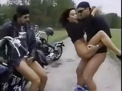 بڑی چھاتی کے ساتھ موٹے برونیٹ ایک ٹب میں ٹکرا جاتی ہے۔
