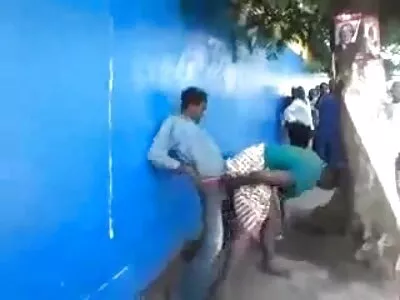 بلوکس کا ایک جوڑا ان دو گورے پر پاگل اور کچا جا رہا ہے۔