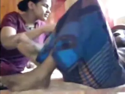 جینس گریفتھ کی منڈوا بلی کو ایک سیاہ فام دوست رکی جانسن نے ڈرل کیا ہے۔