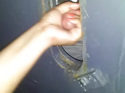 نوجوان کتابی کیڑا پارٹی میں آتا ہے جہاں ایک حقیقی کسبی کی طرح کام کرتا ہے۔