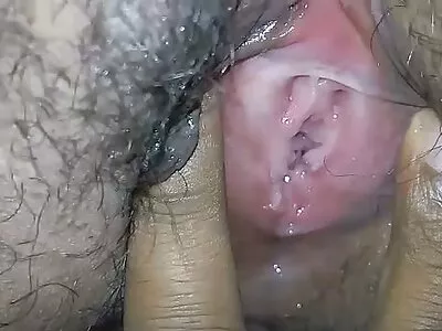 بڑی عمر کے بندے نے اس گھماؤ اور سینگ والے برونیٹ کو اٹھایا