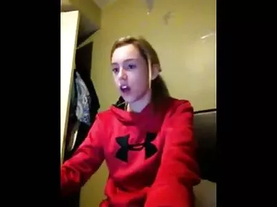 براؤن سٹارلیٹ آڈری نوئر اپنے خوبصورت عاشق کو خوش کرتی ہے۔