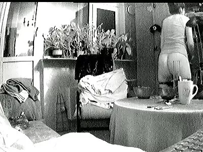 ٹوٹی ہوئی سنہرے بالوں والی لڑکی کو اس کے مالک مکان نے پیٹا ہے۔