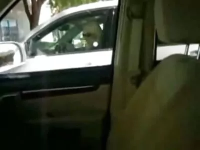 خوبصورت سنہرے بالوں والی ہوٹی ایک بڑے مال کے ساتھ ایک عمدہ ڈونگ پر سوار ہے۔