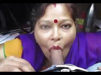 فش نیٹ میں برونیٹ کوگر کو نوجوان جڑوں سے ٹکرایا جاتا ہے۔