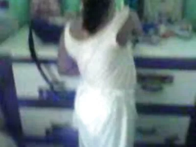 گرم، شہوت انگیز چھوٹی slut ایک دھڑکتے مرگا کی طرف سے زور سے مارا