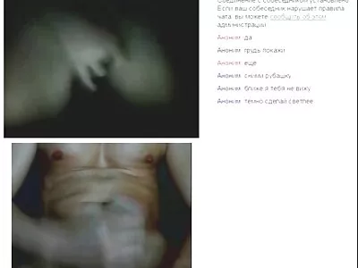 سنہرے بالوں والی اپنی بلی کو چاٹ رہی ہے اور وہ ایک احسان واپس کرنے کو تیار ہے۔