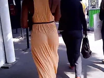 خوبصورت سیاہ فام پورن اسٹار مشیل براؤن ایک سفید شلونگ کی جانچ کر رہی ہے۔