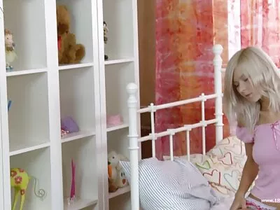 اس کی کلٹ اور بلی کو رگڑنا اسے اپنے لمبے جانسن کے لیے تیار کرتا ہے۔