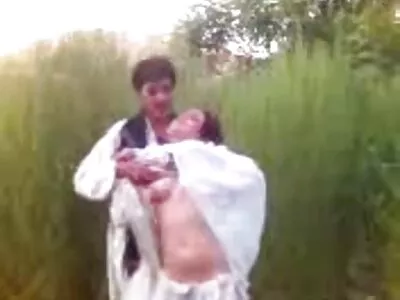موہک سوتیلی ماں ایک گندا منظر دیکھ کر سینگ ہو جاتی ہے۔