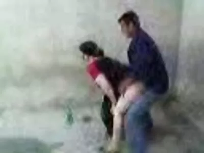 سنہرے بالوں والی MILF جرابیں اور بڑے سیاہ کاکس کا ایک بڑا پرستار ہے۔