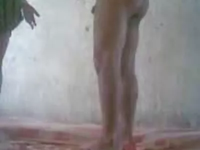 پیارا سنہرے بالوں والی نرمی سے متاثر کن fuckstick کے ساتھ تجزیہ کیا